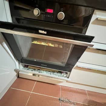 Fırın Camı Pişirme Sırasında Aniden Patladı Güvenlik Riski Oluştu