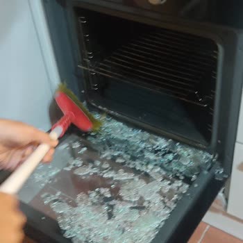 Fırın Camı Pişirme Sırasında Aniden Patladı Güvenlik Riski Oluştu