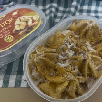 Taze Olmayan Dondurma Ve Kötü Tat Deneyimi