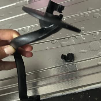 Karaca Hamur Kancası Aparatı Daha Takar Takmaz Ve İlk Çevirmede Kırıldı