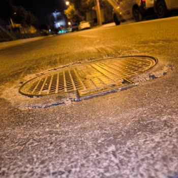 Yıllardır Kapatılmayan Kanalizasyon Çukuru Hem Araçlara Hem Can Güvenliğine Tehdit Oluşturuyor