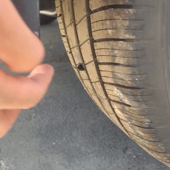 Sıfır Araçta Yırtık Lastik Ve Üç Aydır Çözülmeyen Mağduriyet