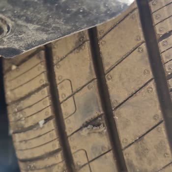 Sıfır Araçta Yırtık Lastik Ve Üç Aydır Çözülmeyen Mağduriyet