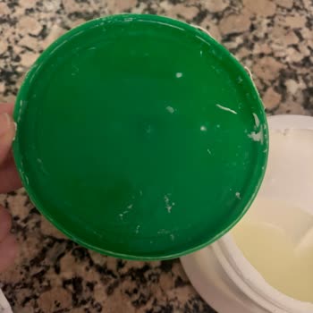 Hakmar'da Son Kullanma Tarihi Geçmiş Ürünlerin Rafta Satılması Halk Sağlığını Tehdit Ediyor