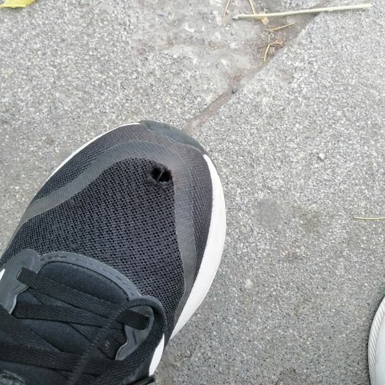 FLOdan Alınan Adidas Ayakkabı Kısa Sürede Yırtıldı Orijinalliğinden Şüpheliyim