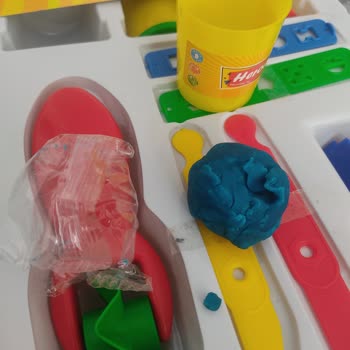 Oyun Hamurunda Cam Parçası Tehlikesi Çocuklar İçin Büyük Risk