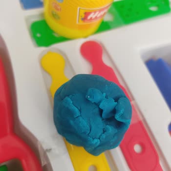 Oyun Hamurunda Cam Parçası Tehlikesi Çocuklar İçin Büyük Risk