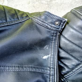 DeFacto’dan Alınan Deri Mont Kısa Sürede Renk Attı, İade Yapılamıyor