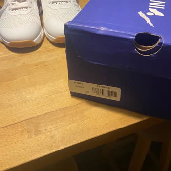 Intersport Kutu İçinde Biri 42,5 Diğeri de 46 Numara Çıktı