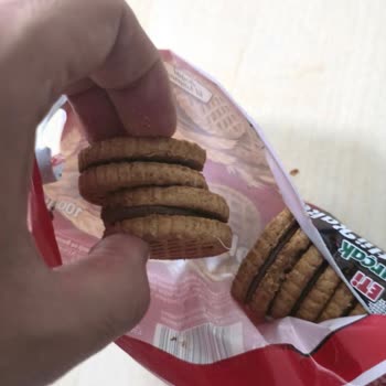 Eti Burçak Bisküvi İçinden Plastik Cisim Çıkması Ve Yetersiz Geri Dönüş