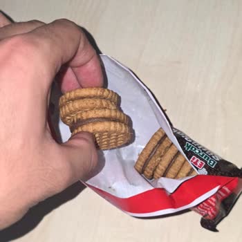 Eti Burçak Bisküvi İçinden Plastik Cisim Çıkması Ve Yetersiz Geri Dönüş