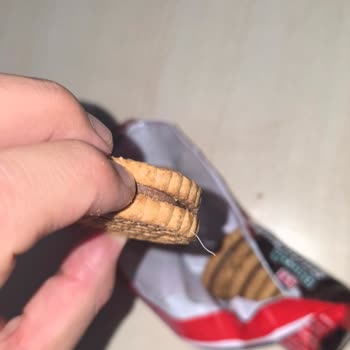 Eti Burçak Bisküvi İçinden Plastik Cisim Çıkması Ve Yetersiz Geri Dönüş