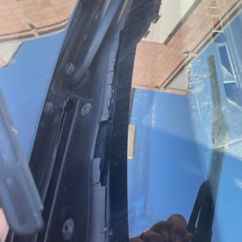 BMW 1.16i Ön Cam Silecek Izgarası Deformasyonu Ve Su Sızdırma Sorunu
