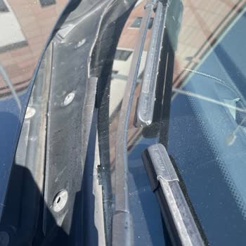 BMW 1.16i Ön Cam Silecek Izgarası Deformasyonu Ve Su Sızdırma Sorunu