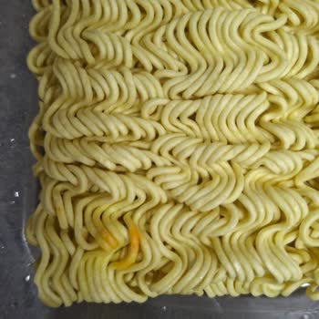 Noodle Paketinden Çıkan Büyük Sarı Leke Sağlık Endişesi Yarattı