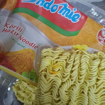 Noodle Paketinden Çıkan Büyük Sarı Leke Sağlık Endişesi Yarattı