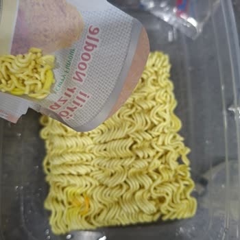 Noodle Paketinden Çıkan Büyük Sarı Leke Sağlık Endişesi Yarattı