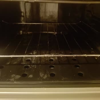 Fırın Izgarası Rayından Çıkıyor Güvenlik Riski Oluşturuyor