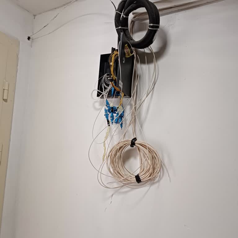 Türk Telekom Onarım Sonrası Açıkta Bırakılan Kablolar Bir Aydır Düzeltilmedi