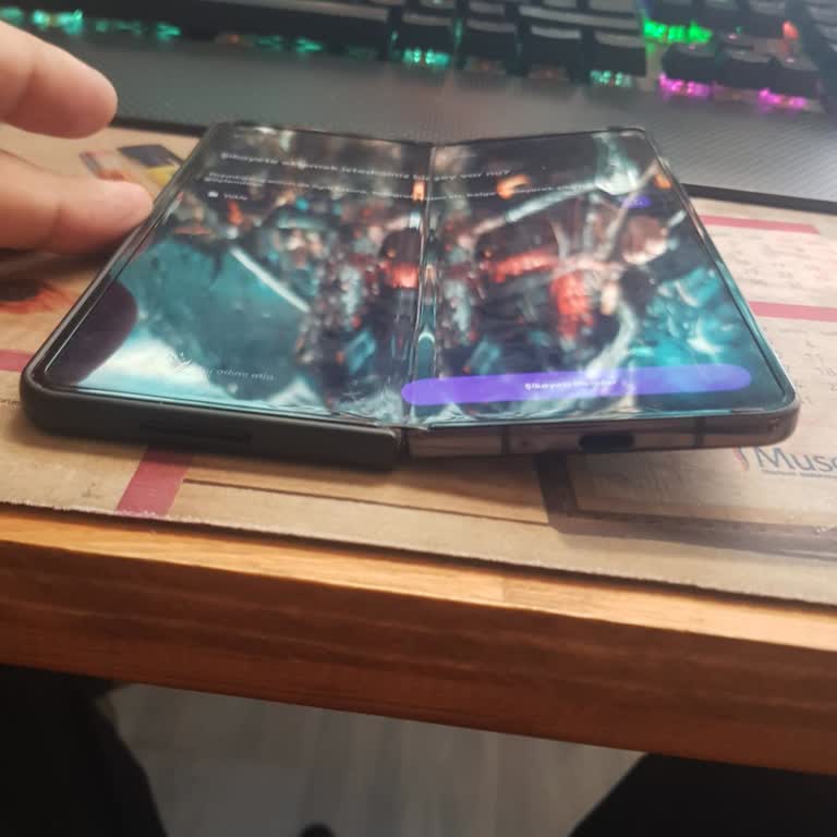 Samsung Fold 4 Inner Screen Hardly Used, Still Developed Hinge Fault