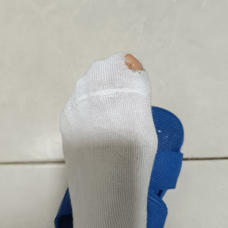 LCW İlk Giyişte Yırtılan Çoraplar Kalite Endişesi Yaratıyor