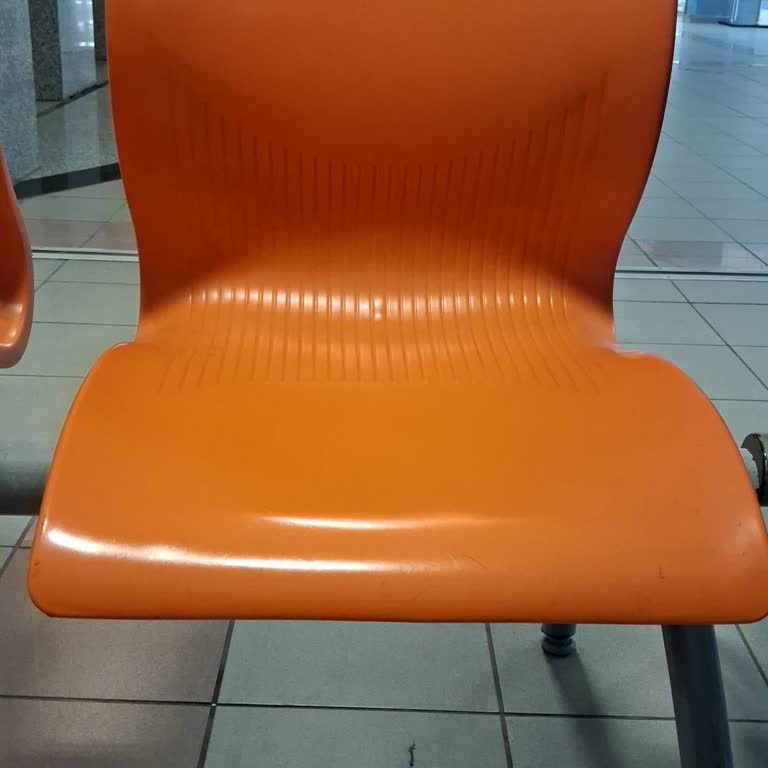 Akdeniz Üniversitesi Hastanesi Bekleme Alanlarında Konforsuz Sandalyeler