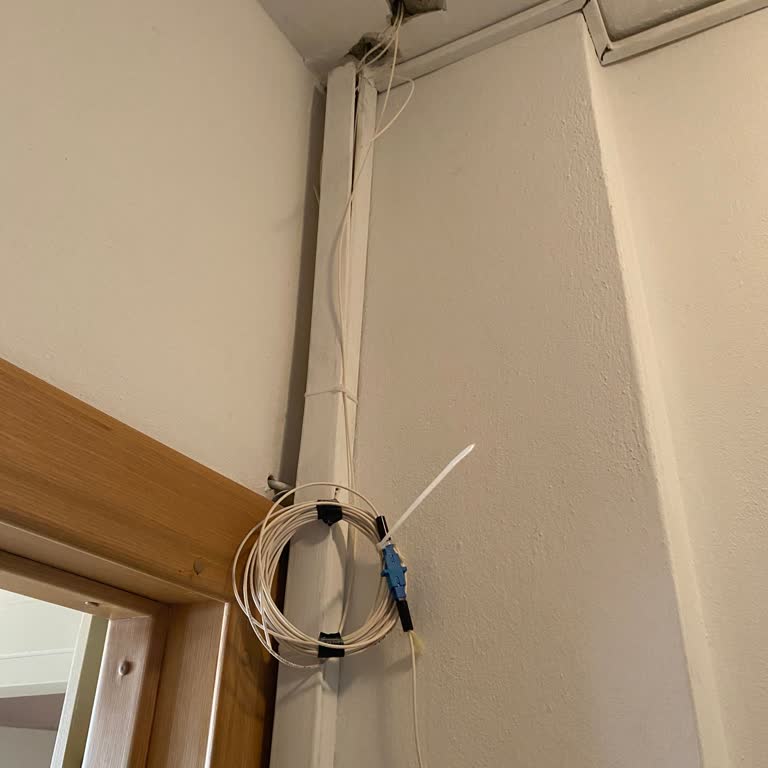 Kapımın Önünde Bırakılan Dağınık Fiber Kabloları