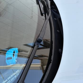 BMW 118i Ön Cam Fitilindeki Yırtılma Konfor Ve Güvenliği Tehdit Ediyor