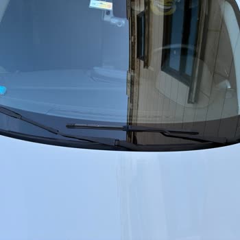 BMW 118i Ön Cam Fitilindeki Yırtılma Konfor Ve Güvenliği Tehdit Ediyor