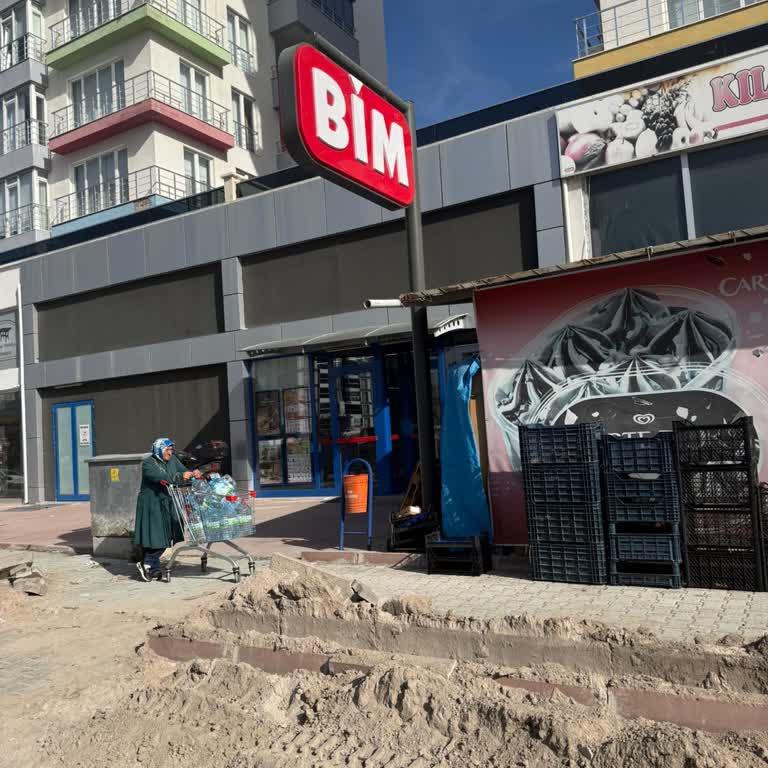 Cuma Namazı Saatinde Mağaza Kapalı: Yaşlı Müşterinin Dışarıda Bekletilmesi Ve Personel İlgisizliği