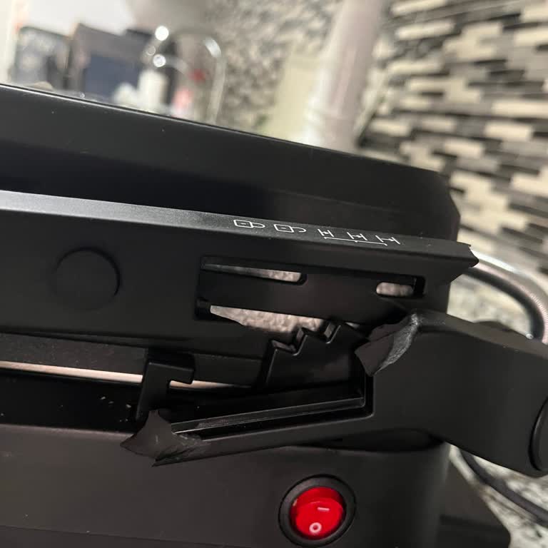 Yeni Alınan Tefal Tost Makinesinin Kilit Kısmı Hemen Kırıldı Hayal Kırıklığı Yaşadım