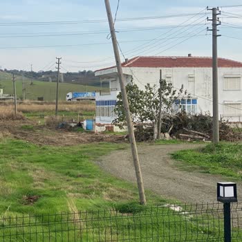 Türk Telekom İnternet Kablosu Aylardır Yerde Ve Direkler Devrilmiş