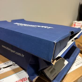 Hasarlı Ve Özensiz Paketlenen Ayakkabı Kutusu Hayal Kırıklığı Yarattı