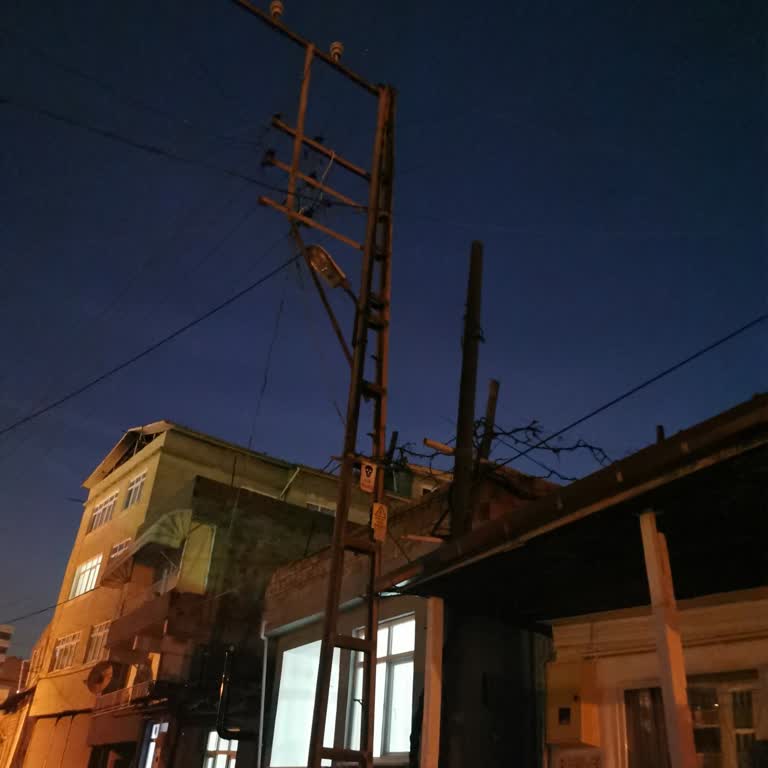 Samsun İlkadım'da Arızalı Aydınlatma Direği Güvenliği Tehdit Ediyor