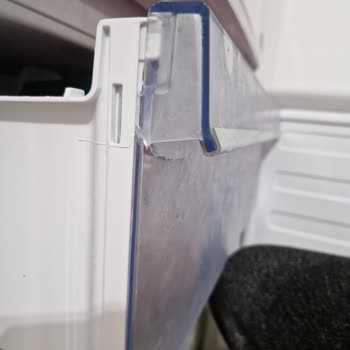 Beko Buzdolabı Buzluk Kapağı Normal Kullanımda Kırıldı