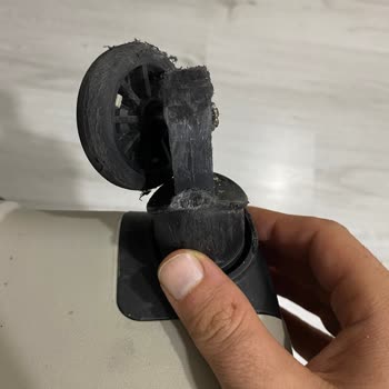 Kısa Sürede Dağılan Valiz Ve İlgisiz Mağaza Yetkilileri