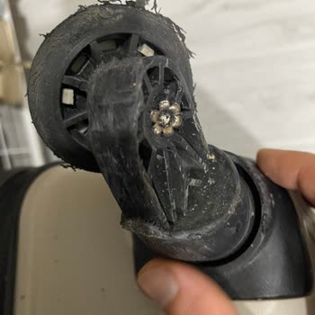 Kısa Sürede Dağılan Valiz Ve İlgisiz Mağaza Yetkilileri