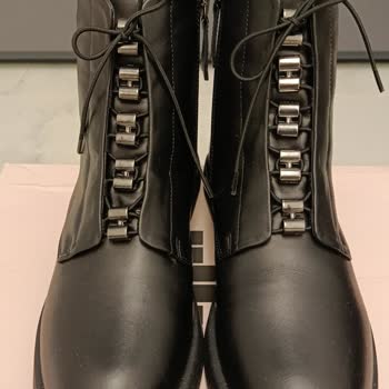 Elle Ayakkabı Markasında Tekrarlayan Üretim Hatası: Farklı Yükseklikte Botlar