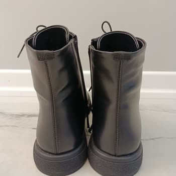 Elle Ayakkabı Markasında Tekrarlayan Üretim Hatası: Farklı Yükseklikte Botlar