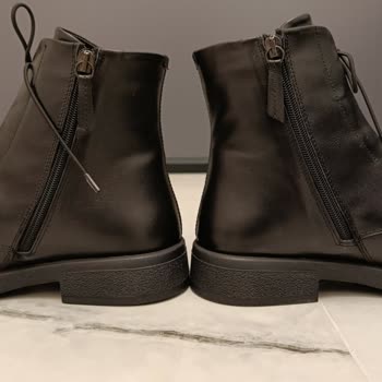 Elle Ayakkabı Markasında Tekrarlayan Üretim Hatası: Farklı Yükseklikte Botlar