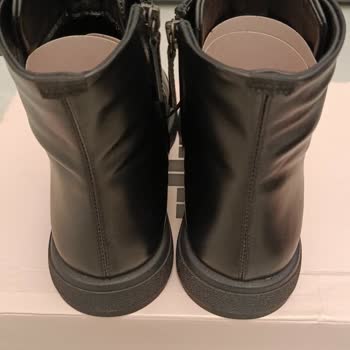 Elle Ayakkabı Markasında Tekrarlayan Üretim Hatası: Farklı Yükseklikte Botlar