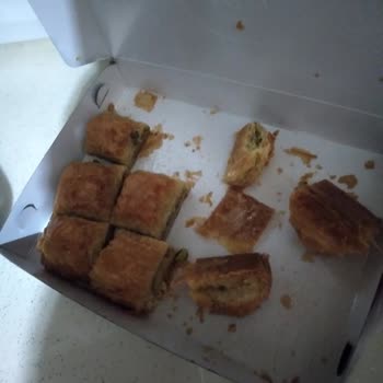 Bayrampaşa Hatay İkizler Tatlıcısı'ndan Kalitesiz Baklava Deneyimi