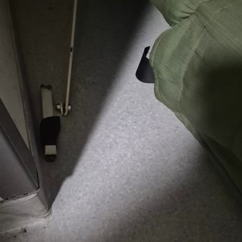 Hastanede Kırık Koltuk Ve Hemşirelerin İlgisiz Tavrı Mağdur Etti