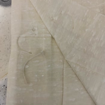 Baklavalık Yufkadan Kirli Plastik Kelepçe Çıktı: Sağlığımız Tehlikede!