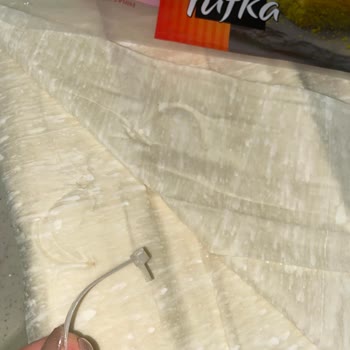 Baklavalık Yufkadan Kirli Plastik Kelepçe Çıktı: Sağlığımız Tehlikede!