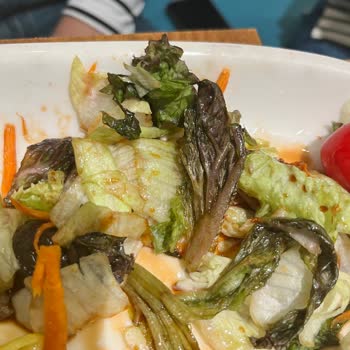 Tavuk Dünyasında Bayat Yemek Ve İlgisiz Personel Deneyimi