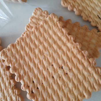 Kapalı Paketteki Bisküvilerde Siyah Noktalar Ve Kontrol Eksikliği