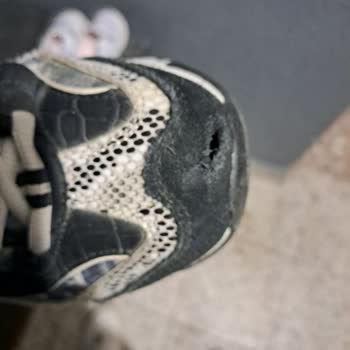 Skechers zapatillas, punta rota y sin solución tras enviar a revisión