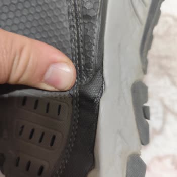 Zapatillas Skechers de Invierno se agrietaron pronto, reclamo rechazado