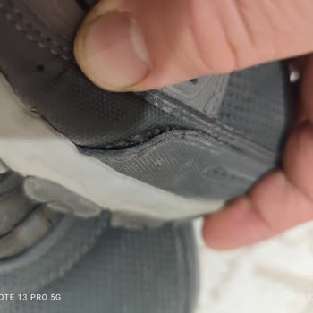 Zapatillas Skechers de Invierno se agrietaron pronto, reclamo rechazado